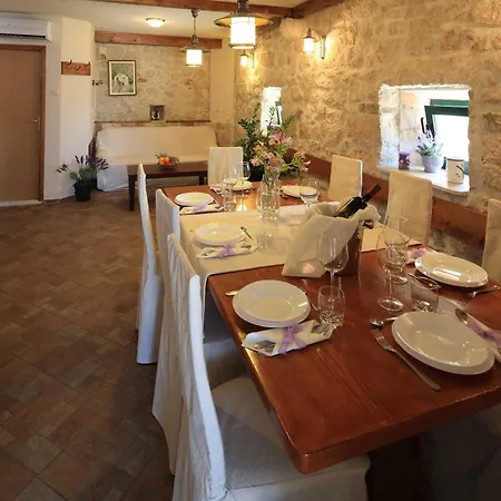 Casa vacanze Family Friendly House With A Swimming Pool - 22882