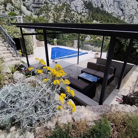 Family Friendly House With A Swimming Pool - 22882 Makarska